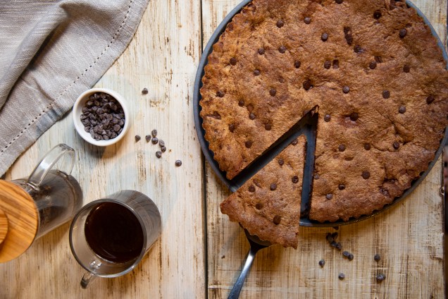 Destaque da vitrine: torta de cookie com gotas de chocolate e recheio de Nutella