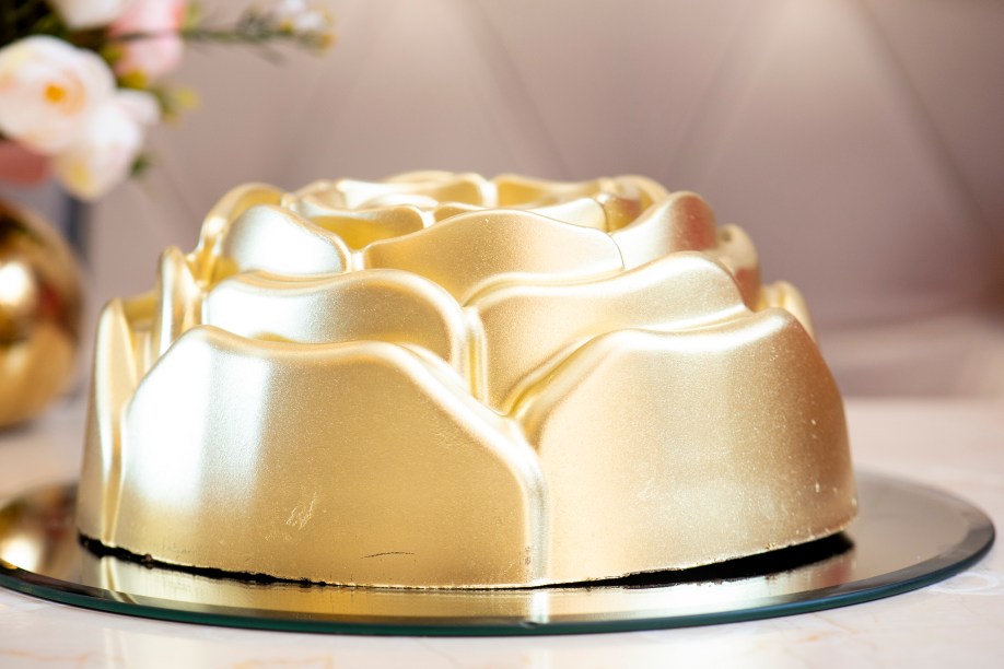 Goldie cake, com formato de flor dourada e recheio de Ninho com Nutella: sucesso em casamentos