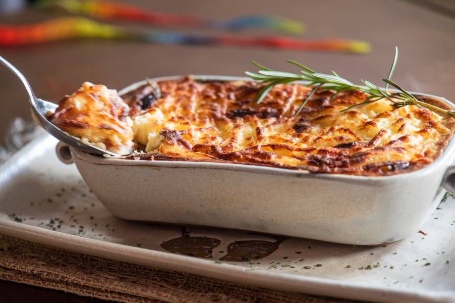 Exibidinho de carne de sol e fumeiro: receita leva purê de batata doce, requeijão e queijo de coalho