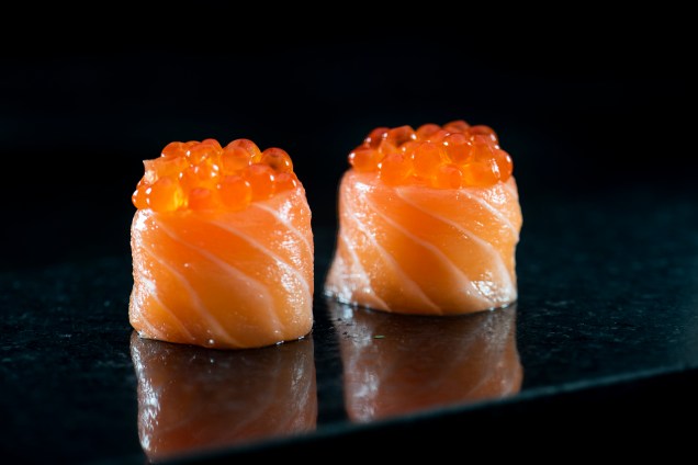 Dupla de sushis de salmão com ovas do mesmo peixe, do Shiro: campeão do ano entre os restaurantes japoneses