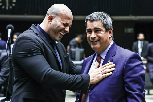 Charge contra racismo: deputados dão um show de intolerância e truculência