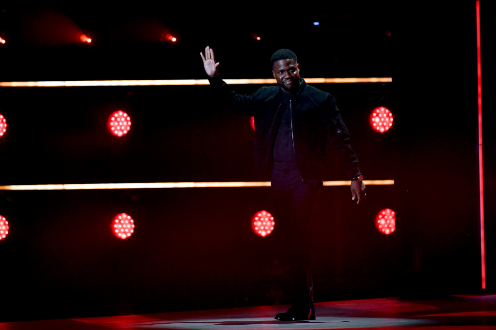 Kevin Hart sobe ao palco do 'People´s Choice Awards' aplaudido de pé