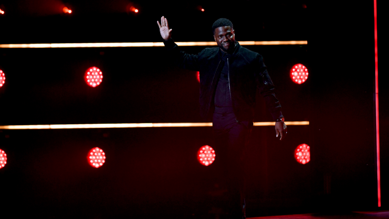 Kevin Hart sobe ao palco do 'People´s Choice Awards' aplaudido de pé