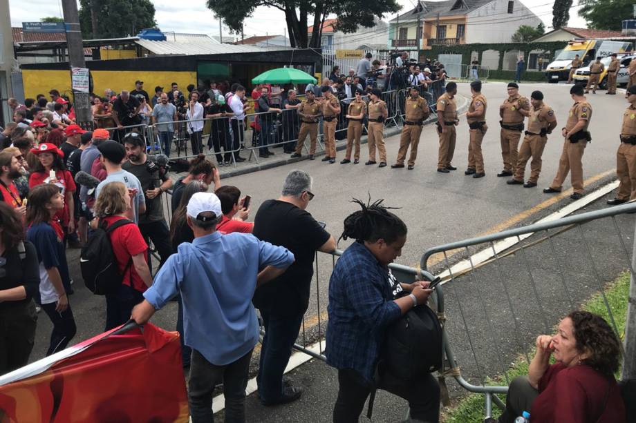 Policia Militar organiza a entrada da sede da Policia Federal, em Curitiba