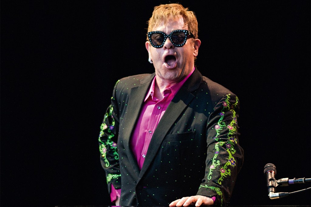 Elton John durante apresentação