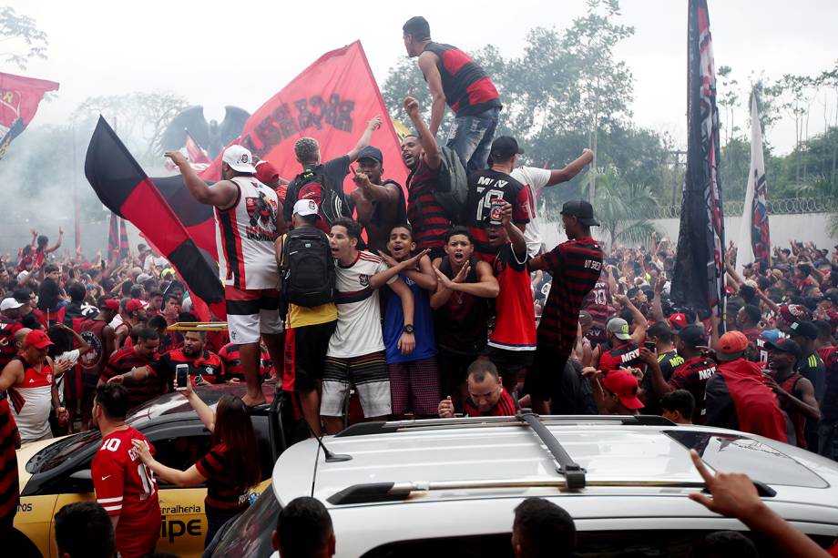 A torcida rubro-negra lotou os arredores do Ninho do Urubu, o centro de treinamento do Flamengo no Rio de Janeiro