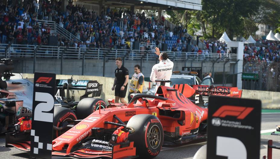 Lewis Hamilton agradece ao público após término do treino classificatório para o GP Brasil de Fórmula 1, no Autódromo de Interlagos