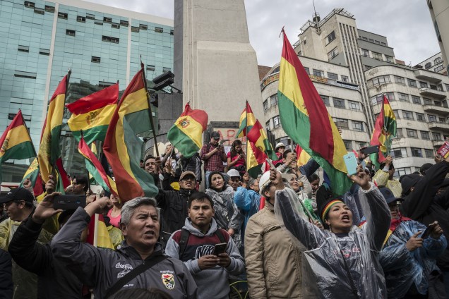 Milhares de pessoas da oposição comemoram depois que o presidente da Bolívia Evo Morales anunciou sua renúncia em La Paz, Bolívia