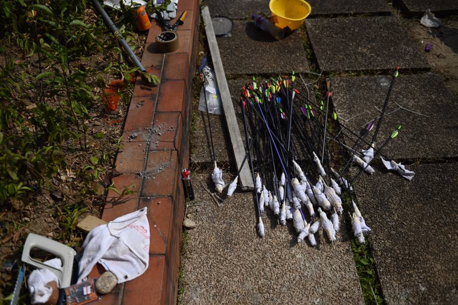 Flechas são vistas no chão dentro da Universidade Politécnica no distrito de Tsim Sha Tusi durante um protesto antigovernamental em Hong Kong, China