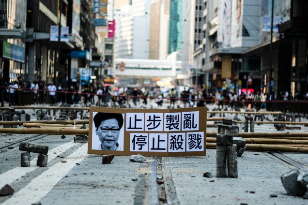 Tijolos são utilizados para bloquear o tráfego durante um protesto no distrito central de Hong Kong. Uma ação chamada de "Blossom Everywhere" foi organizada pelos manifestantes para paralisar o tráfego.