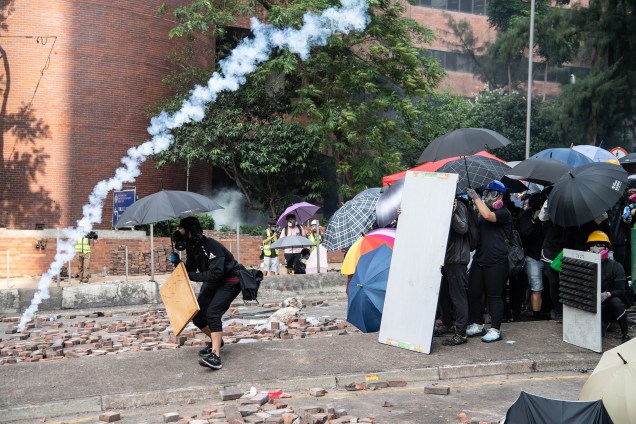 Manifestantes antigovernamentais confrontam com a polícia na Universidade Politécnica de Hong Kong