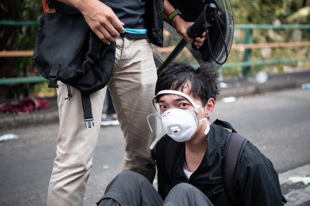 Polícia prende manifestantes antigovernamentais na Universidade Politécnica de Hong Kong