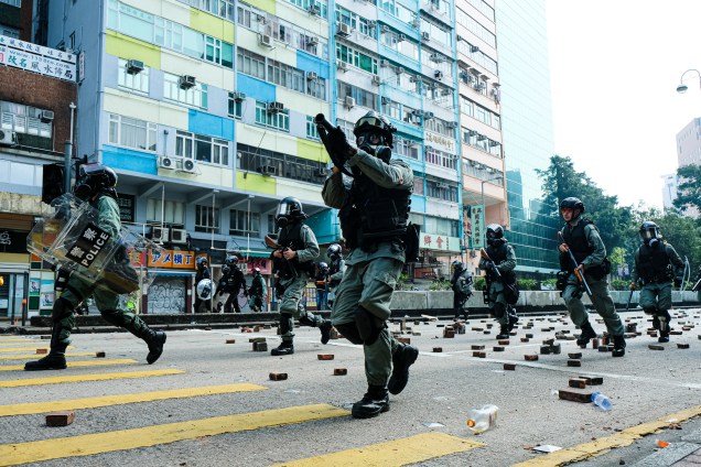 A polícia de choque confronta manifestantes em Nathan Road durante a manifestação