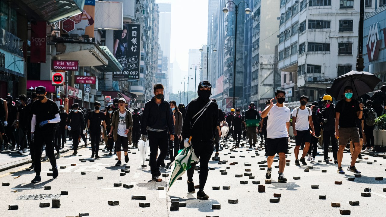 Os manifestantes confrontam a polícia na Nathan Road durante a manifestação. Como um impasse continuou em Hong Kong, os manifestantes entraram em conflito com a polícia perto da Universidade Politécnica de Hong Kong, em Kowloon, levando a várias prisões e feridos