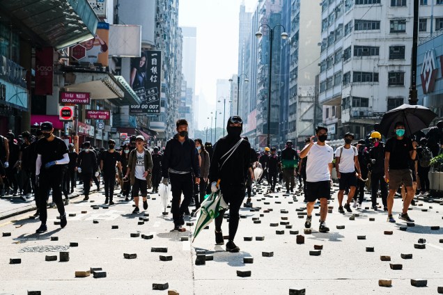 Os manifestantes confrontam a polícia na Nathan Road durante a manifestação. Como um impasse continuou em Hong Kong, os manifestantes entraram em conflito com a polícia perto da Universidade Politécnica de Hong Kong, em Kowloon, levando a várias prisões e feridos