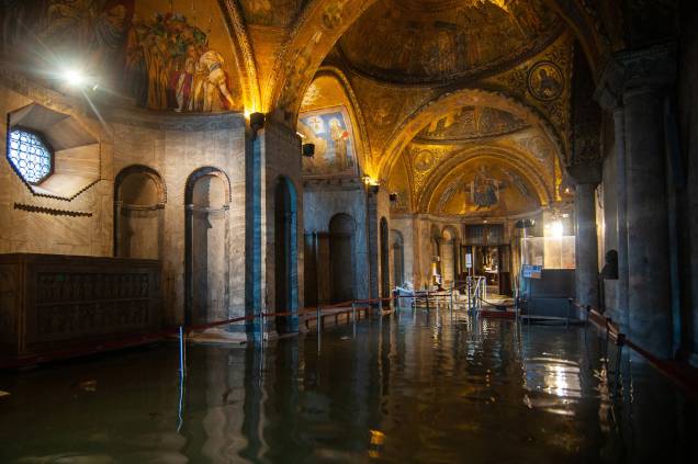 A Basílica de São Marcos, inundada, após uma maré alta em Veneza, Itália - 13/11/2019