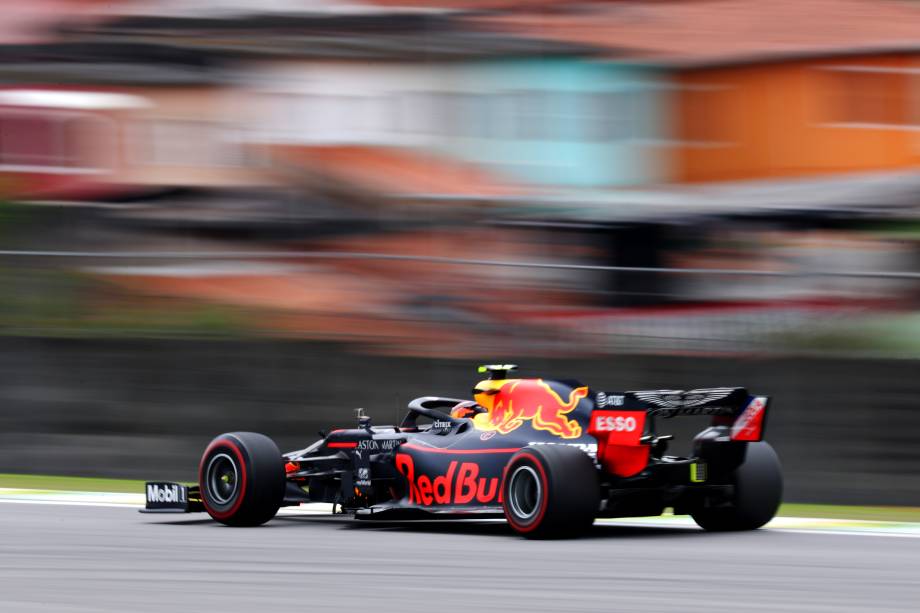 Alexander Albon da Tailândia dirigindo o Aston Martin Red Bull Racing RB15 na pista durante os treinos finais para o Grande Prêmio de F1 do Brasil no Autódromo de Interlagos