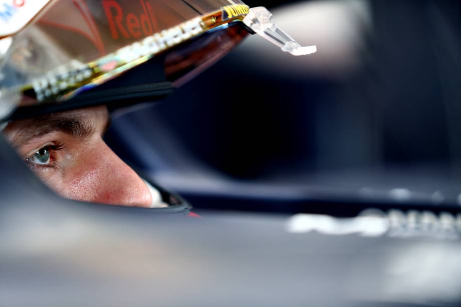 Max Verstappen da Red Bull Racing se preparam para dirigir no treino de qualificação para o Grande Prêmio de F1 do Brasil