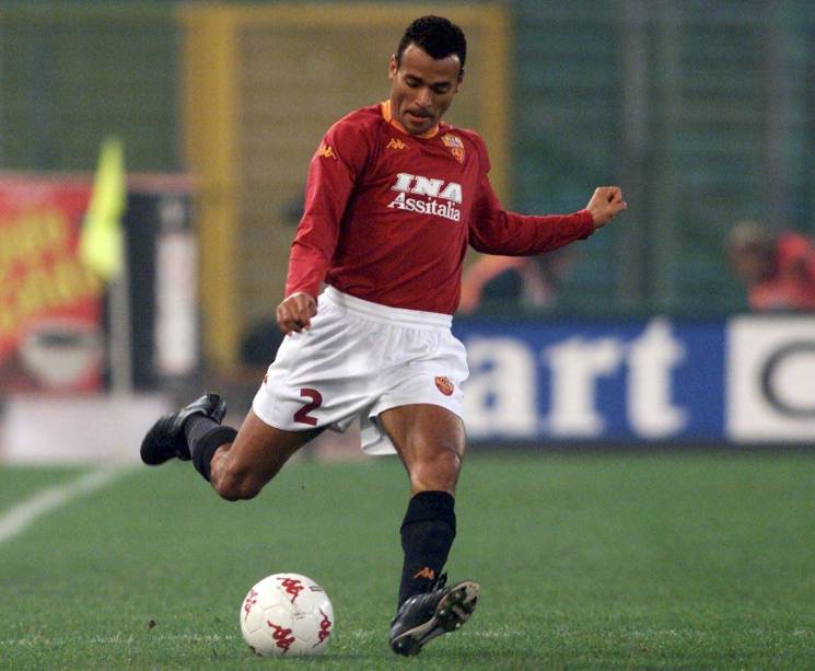 Cafu em ação pela Roma, pela qual foi campeão italiano em 2001