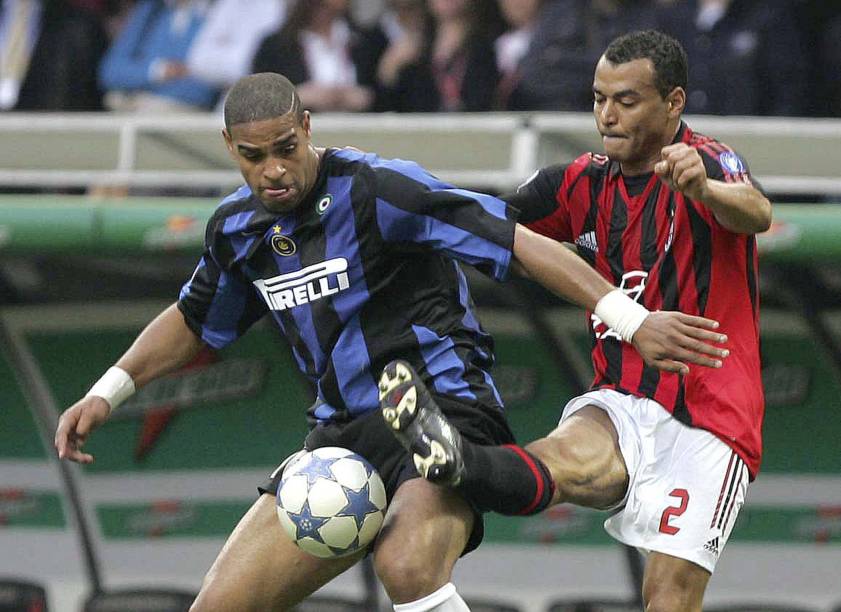 MILAN, ITALY - APRIL 14: Cafu of AC Milan challenges Adriano of Inter during the Serie A match between ACCafu e Adriano lutam pela bola em um clássico entre Inter de Milão e Milan em 2006