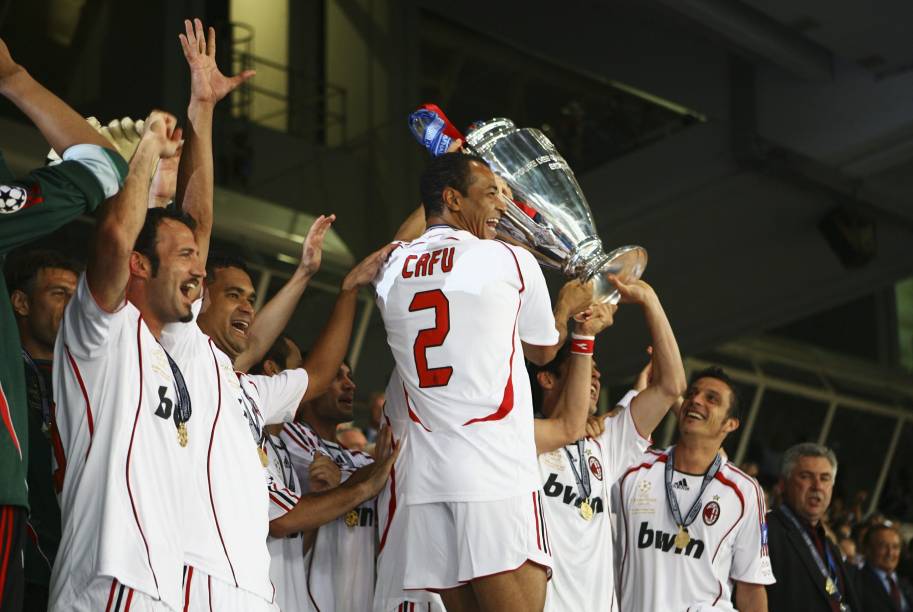 Cafu ergue a taça de campeão da Liga dos Campeões de 2007 pelo Milan