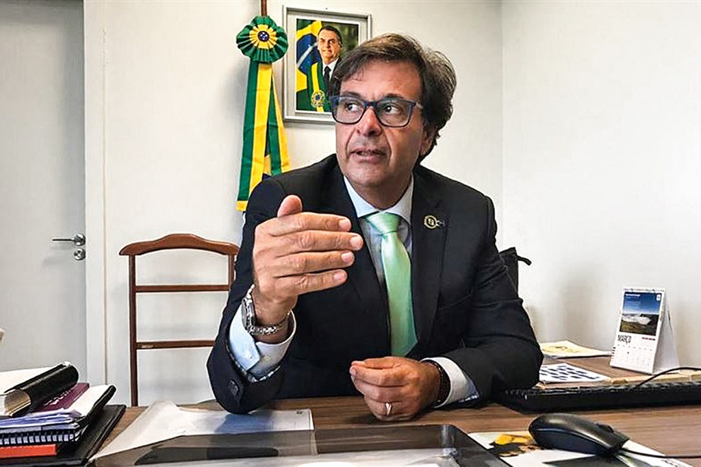 O presidente Luiz Inácio Lula da Silva exibe mensagem enviada ao Congresso, entre os presidentes do Senado, Rodrigo Pacheco, e da Câmara dos Deputados, Arthur Lira