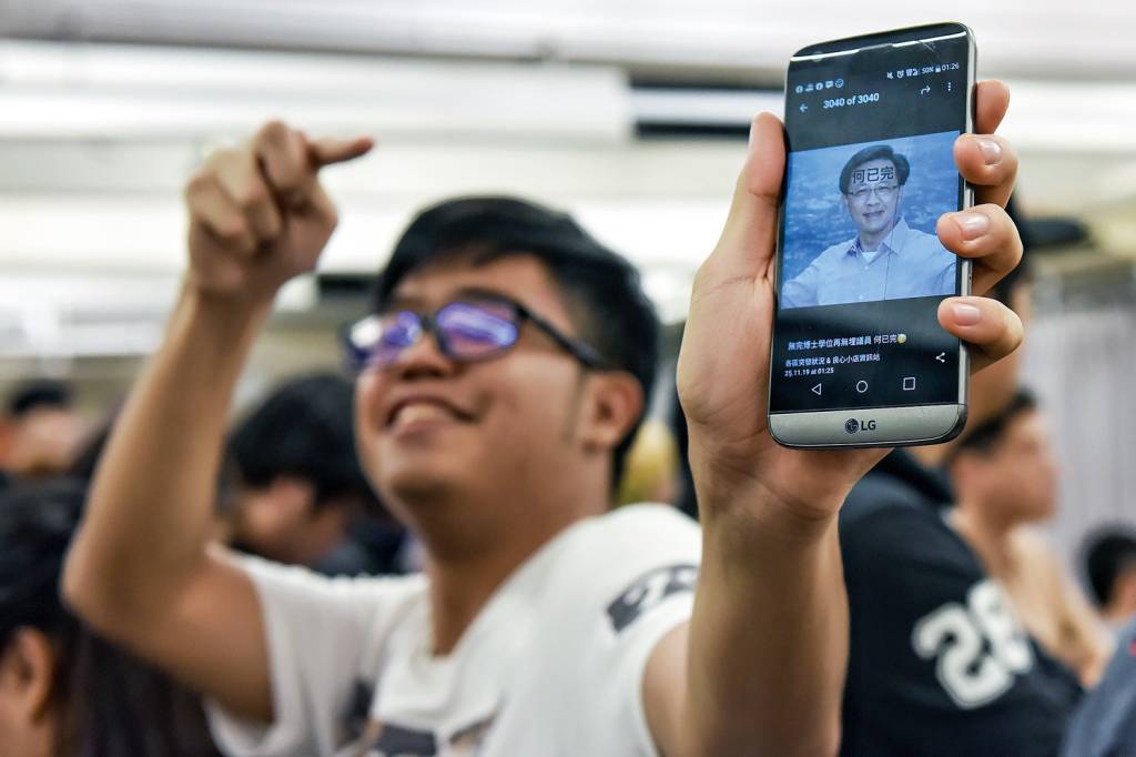 FESTA – No celular, o candidato do governo derrotado: Hong Kong dá recado FESTA – No celular, o candidato do governo derrotado: Hong Kong dá recado