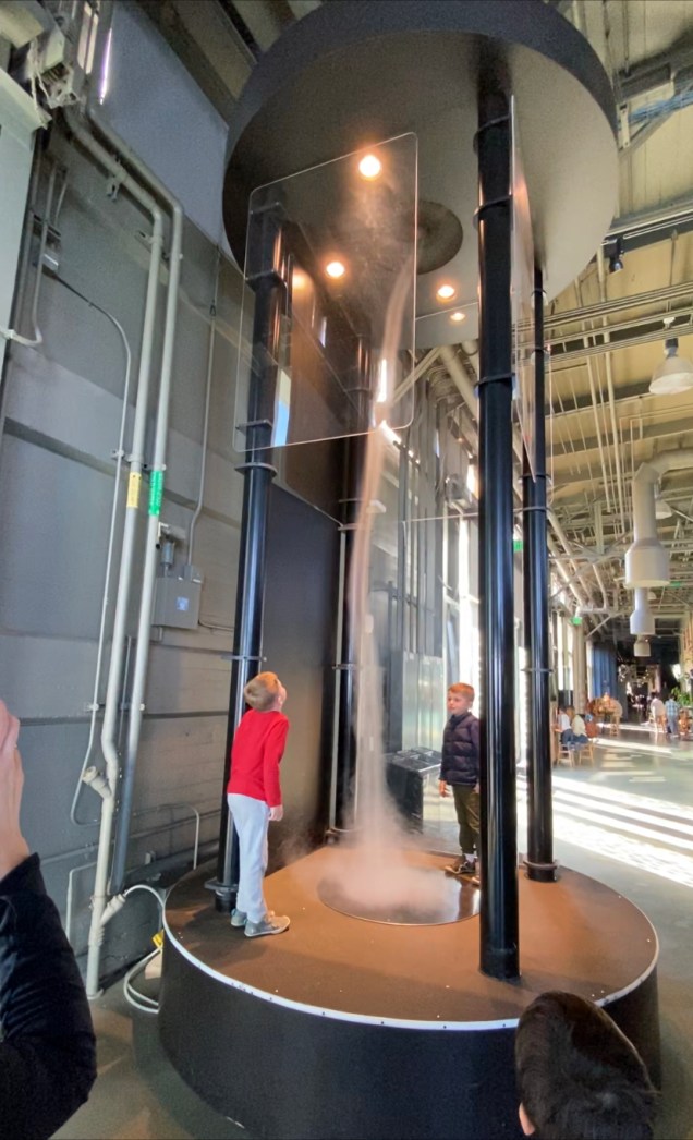 Simulador de tornado no museu Exploratorium, em São Francisco (EUA)