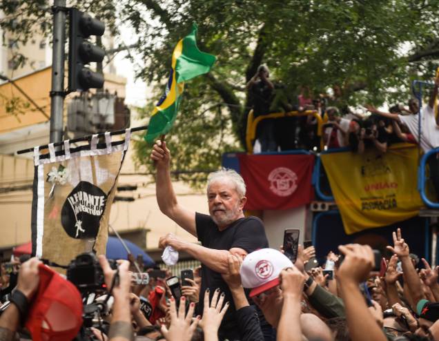 Apoiadores carregam o ex-presidente Lula em ato em frente ao Sindicato dos Metalúrgicos, em São Bernardo do Campo-SP Apoiadores carregam o ex-presidente Lula em ato em frente ao Sindicato dos Metalúrgicos, em São Bernardo do Campo-SP