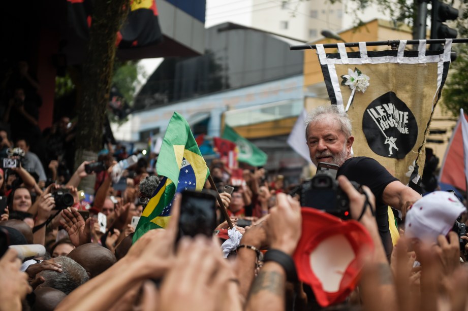 Apoiadores carregam o ex-presidente Lula em ato em frente ao Sindicato dos Metalúrgicos, em São Bernardo do Campo-SP