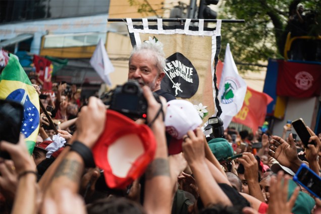 Apoiadores carregam o ex-presidente Lula em ato em frente ao Sindicato dos Metalúrgicos, em São Bernardo do Campo-SP