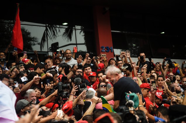 Apoiadores carregam o ex-presidente Lula em ato em frente ao Sindicato dos Metalúrgicos, em São Bernardo do Campo-SP