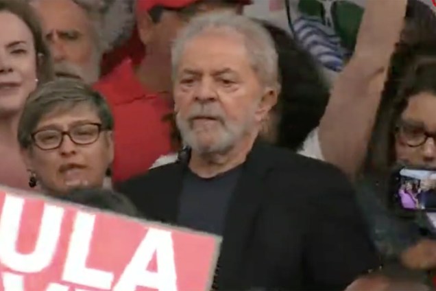 Lula sobe ao palanque para falar com os apoiadores, em Curitiba
