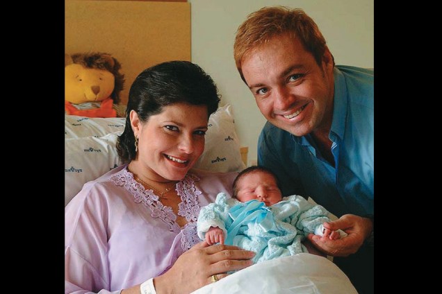O apresentador Gugu Liberato e a médica Rose Mirian Souza Di Matteo com o filho recém-nascido João Augusto, na maternidade do Hospital São Luiz.
