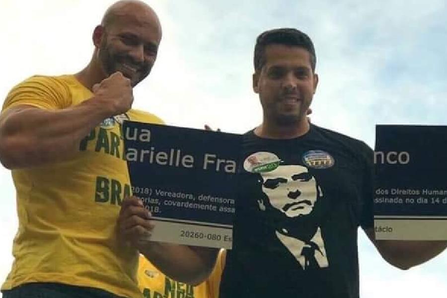 Bolsonaristas Daniel Silveira e Rodrigo Amorim exibem placa quebrada com nome de Marielle -