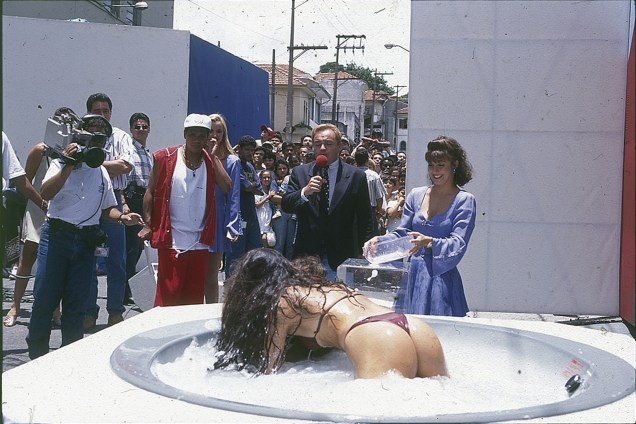 Gugu apresentando o quadro "A mulher na banheira", em 1995