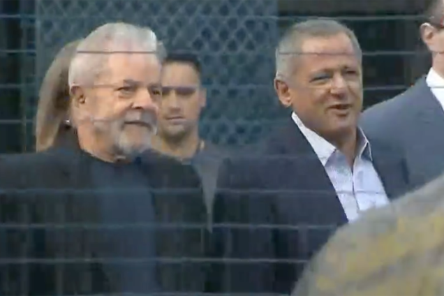 O ex-presidente Lula sai da prisão, em Curitiba