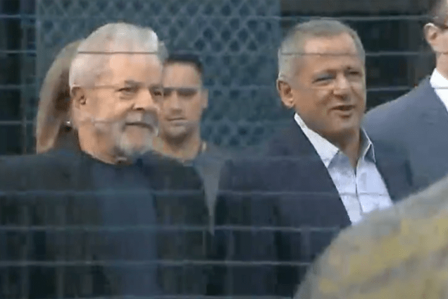 O ex-presidente Lula sai da prisão, em Curitiba O ex-presidente Lula sai da prisão, em Curitiba