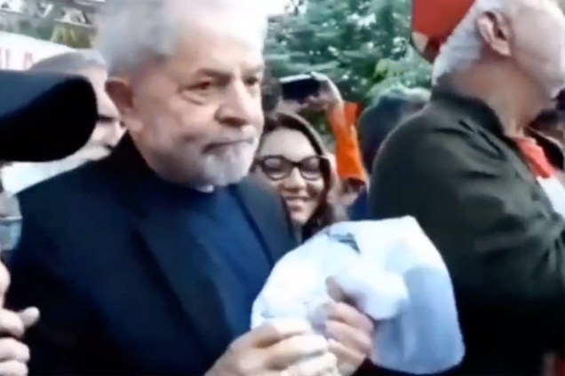 Lula sobe ao lado da namorada em palanque para falar com os apoiadores, em Curitiba