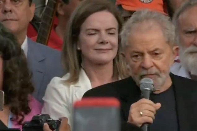 Lula sobe ao palanque para falar com os apoiadores, em Curitiba