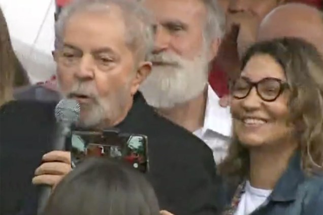 Lula ao lado de sua namorada Rosangela, em Curitiba