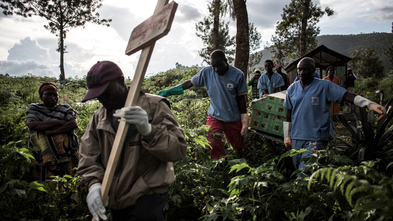 Agentes de saúde carregam um caixão com uma vítima de ebola em 16 de maio de 2019, na cidade de Butembo, na República Democrática do Congo