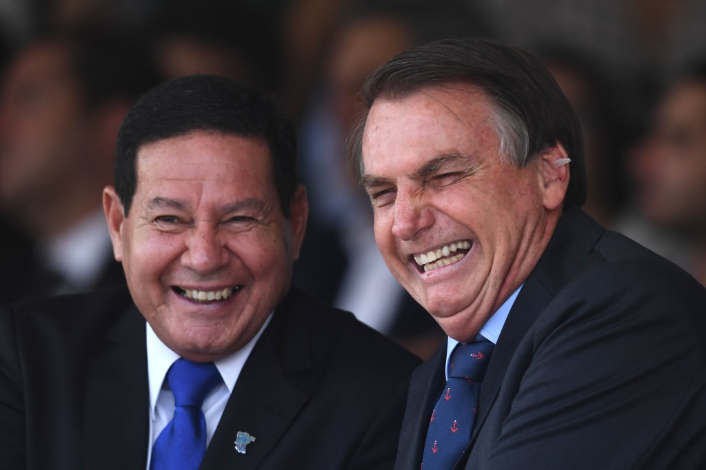 O vice Hamilton Mourão e o presidente Jair Bolsonaro durante as celebrações do Dia da Marinha, em Brasília - 13/12/2019