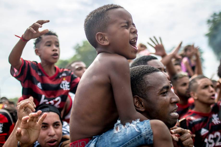 Torcedores do Flamengo em frente ao Aeroporto Internacional Tom Jobim (Galeão), no Rio de Janeiro