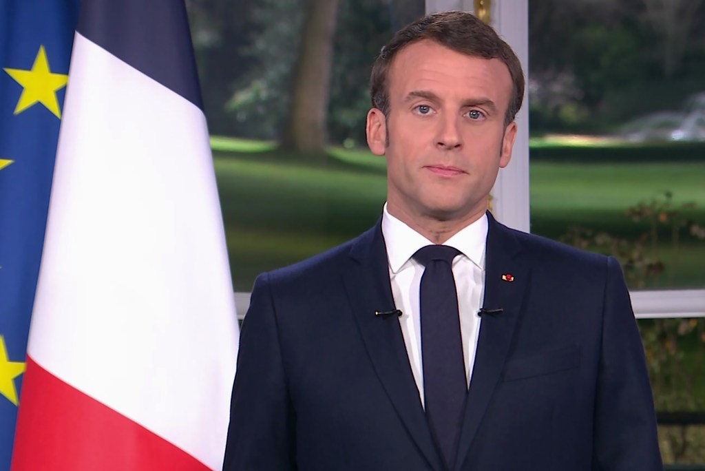 O presidente da França, Emmanuel Macron, transmite mensagem de Ano Novo na TV francesa