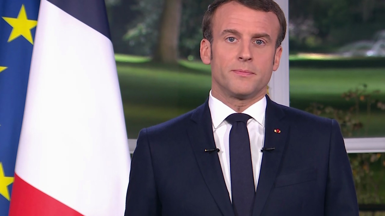 O presidente da França, Emmanuel Macron, transmite mensagem de Ano Novo na TV francesa
