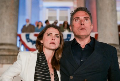 Keri Russell e Rufus Sewell em 'A Diplomata'