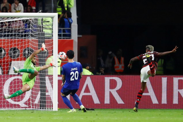 Bruno Henrique marcando o gol da virada do Flamengo sobre o Al-Hilal
