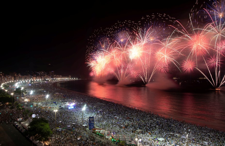 Brasil: queima de fogos em Copacabana