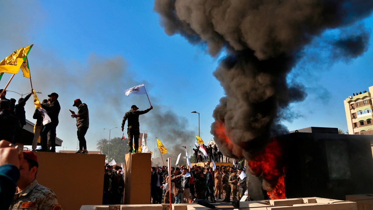 Manifestantes protestam em frente à embaixada dos Estados Unidos em Bagdá, no Iraque (21/12/2019)